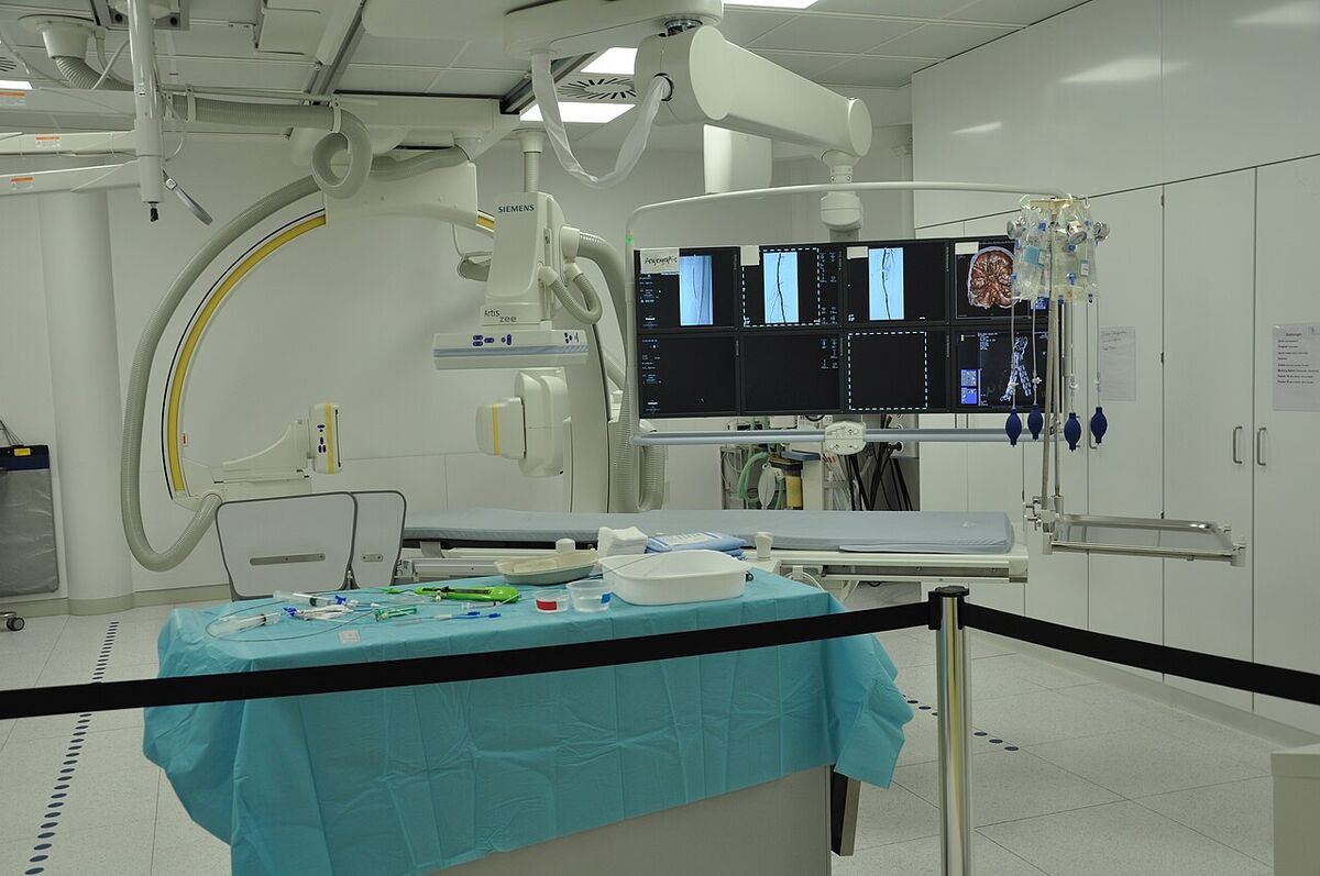 C-arm imaging system in an interventional suite